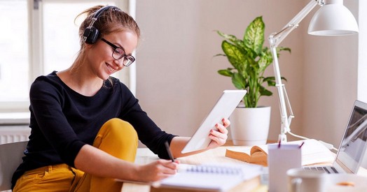 Ragazza studia inglese Ragazza studia inglese