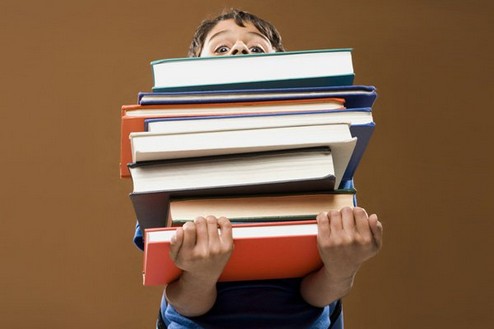 Ragazzo con i libri Studia con UniSocrates