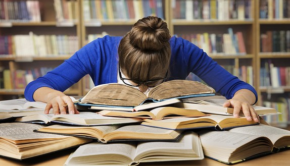Ragazza studentessa Studia con UniSocrates